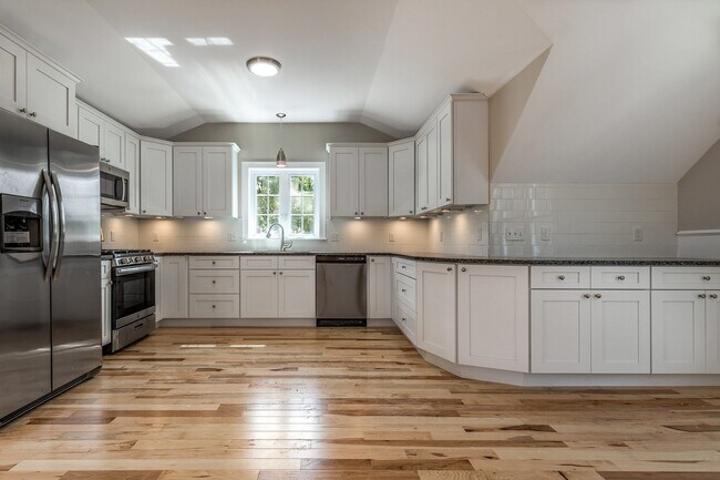 Building Photo - 168 Bigelow St