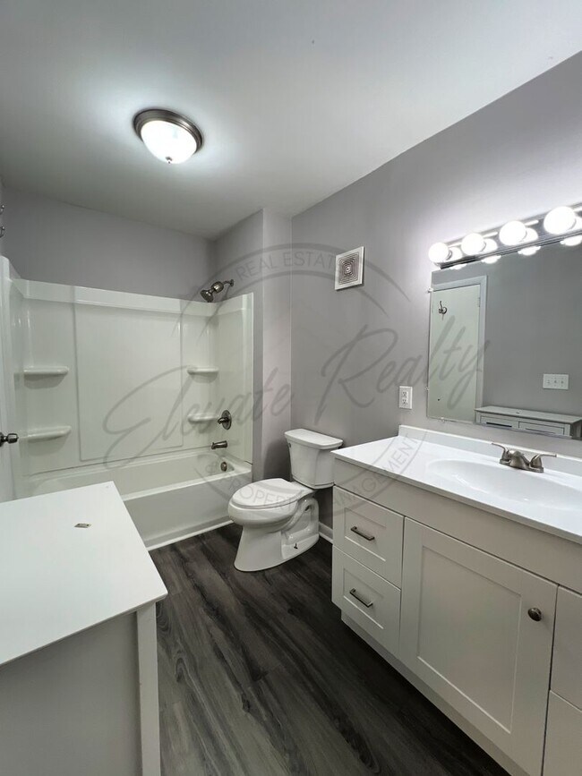 Building Photo - Bright and Airy Second-Floor Apartment with Upgrades and Pet Friendly!