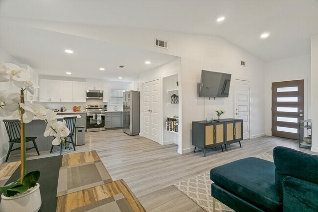 Building Photo - 1273 Palisades Dr