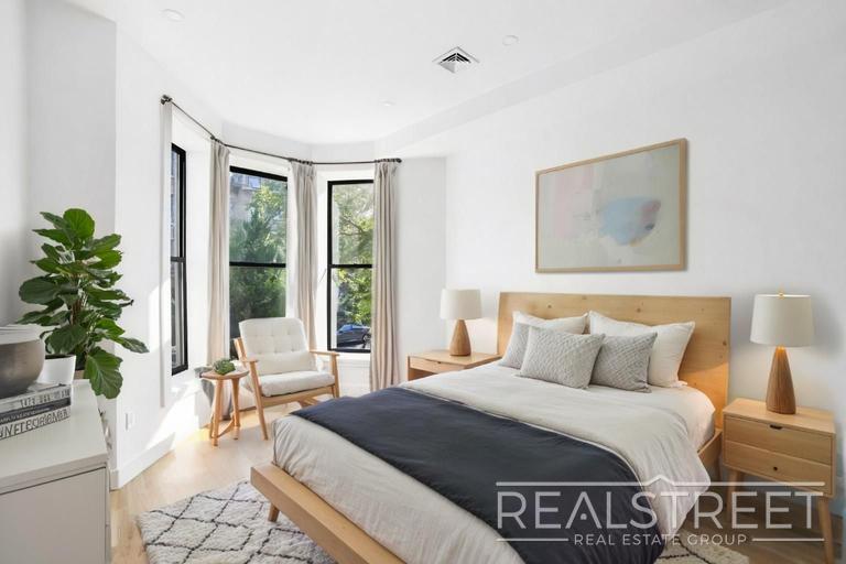 Building Photo - Magnificent 4 Bed 3.5 Bath Brownstone Duplex in Crown Heights