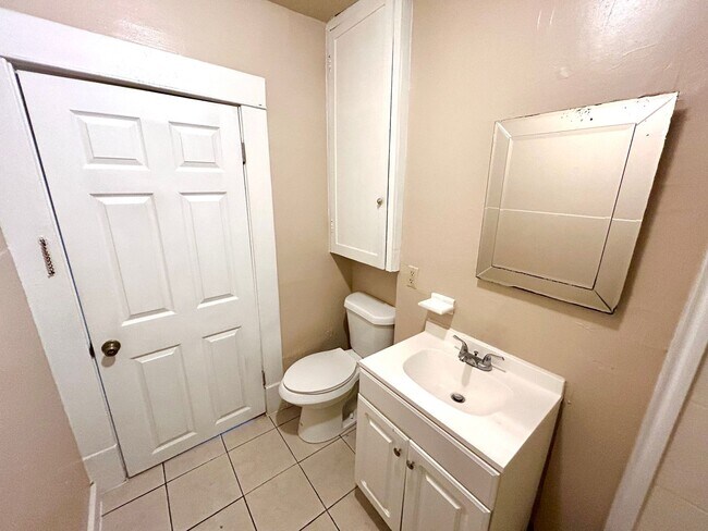 Building Photo - 1137 W Ashby Pl