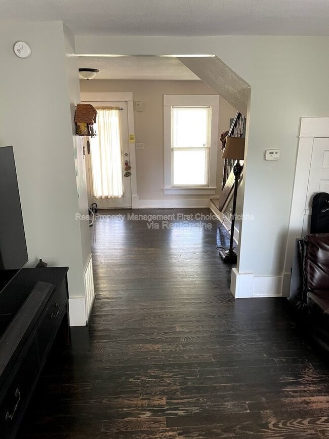 Building Photo - 830 S Fern St