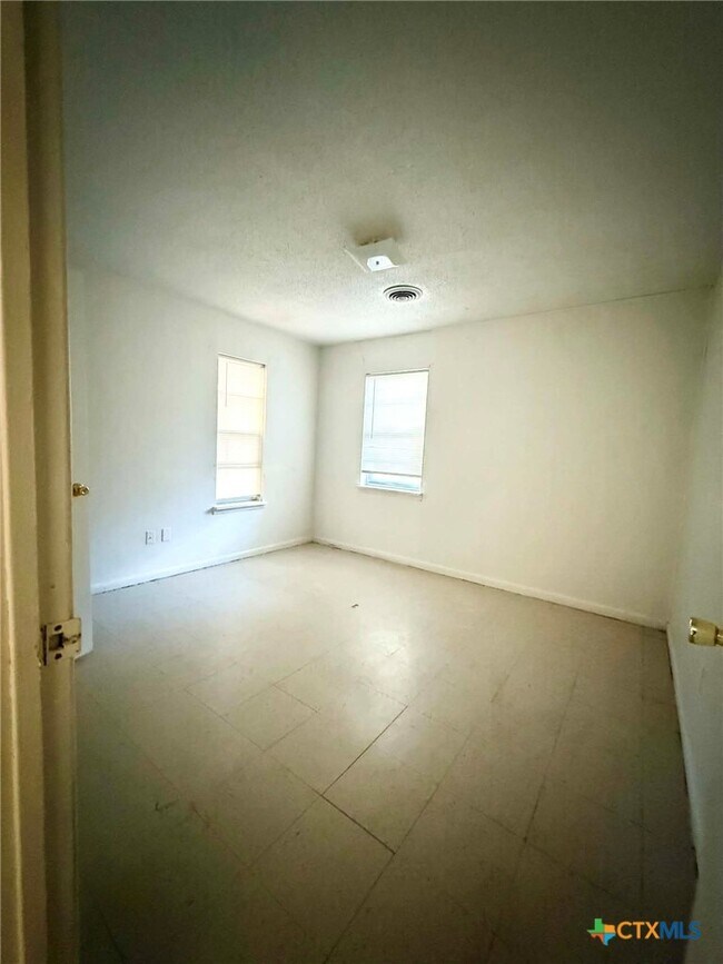 Building Photo - 607 Curry Ave