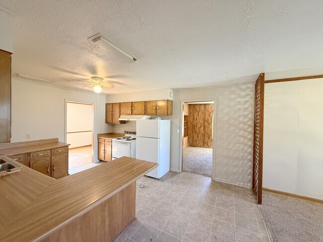 Building Photo - 3811 Lakeview Dr NW