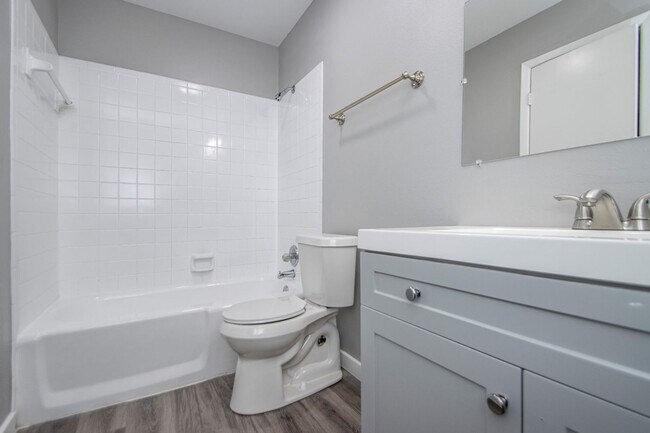 Building Photo - 20 Laver Cir