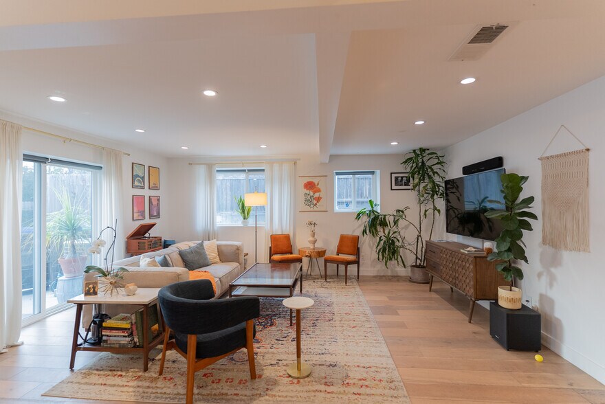 Building Photo - 446 N Commonwealth Ave