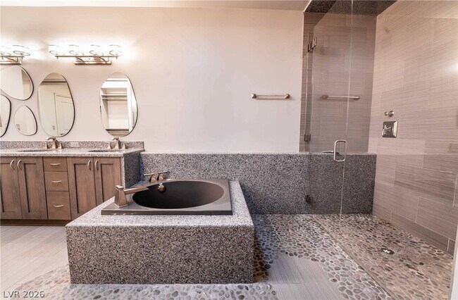 Building Photo - 980 Vegas Valley Dr