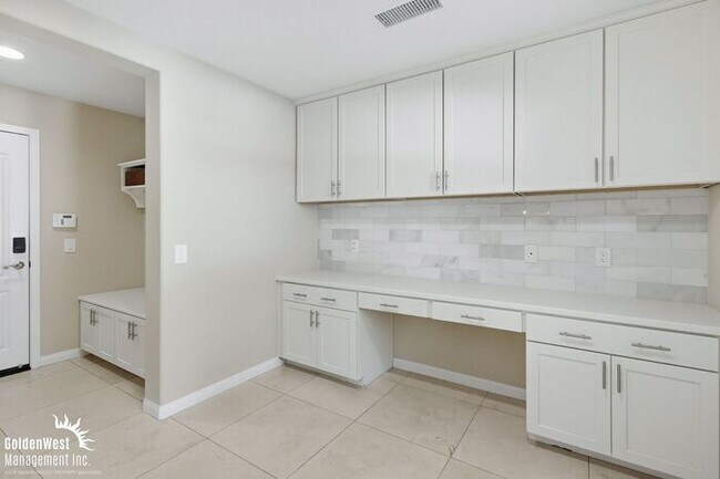 Building Photo - Beautifully Appointed 5Bdm 4Ba Home Located in San Marcos!