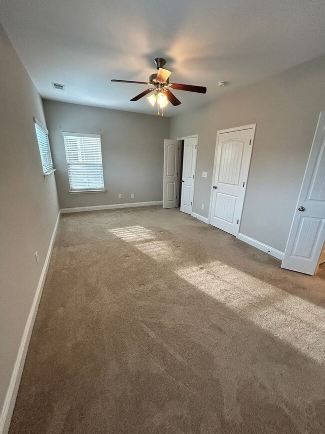 Building Photo - 3 Bedroom 3.5 Bath Spacious Townhome