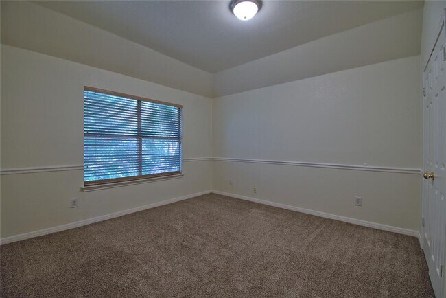 Building Photo - 2423 Falcon Dr