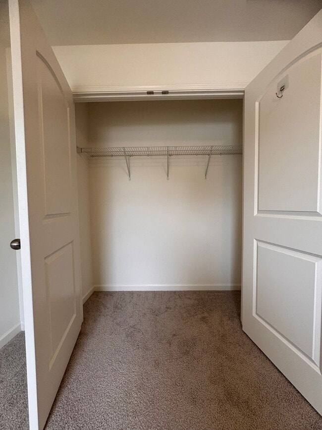Building Photo - 4BR 2.5Bath Beauty in High Point