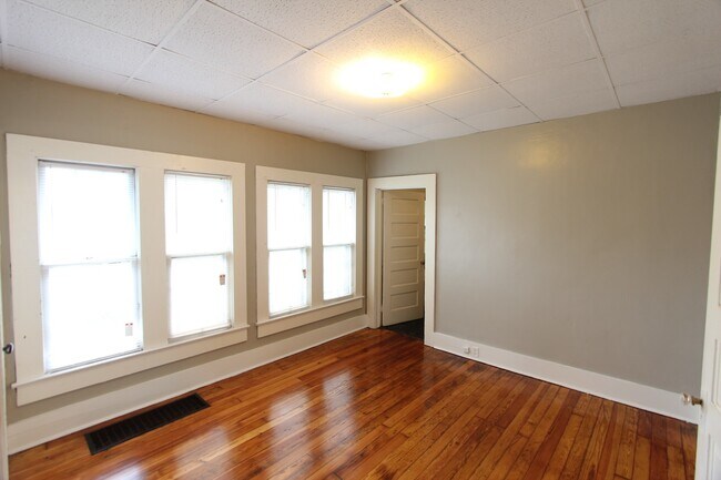 Building Photo - Bush Hills Beauty - 3 Bedroom 2 Bath