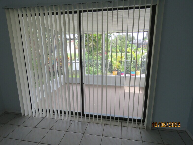 Building Photo - 416 Narvaezi St