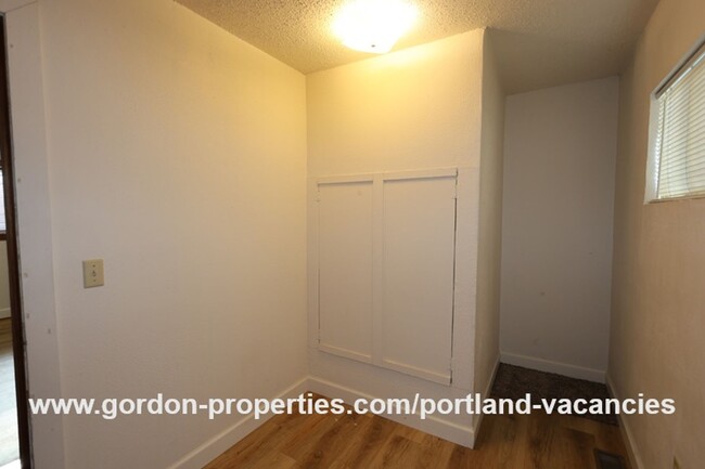 Building Photo - $1,795.00 - SE 127th Ave - Hazelwood singl...