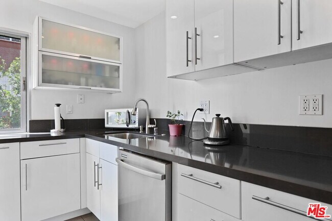 Building Photo - 7250 Franklin Ave