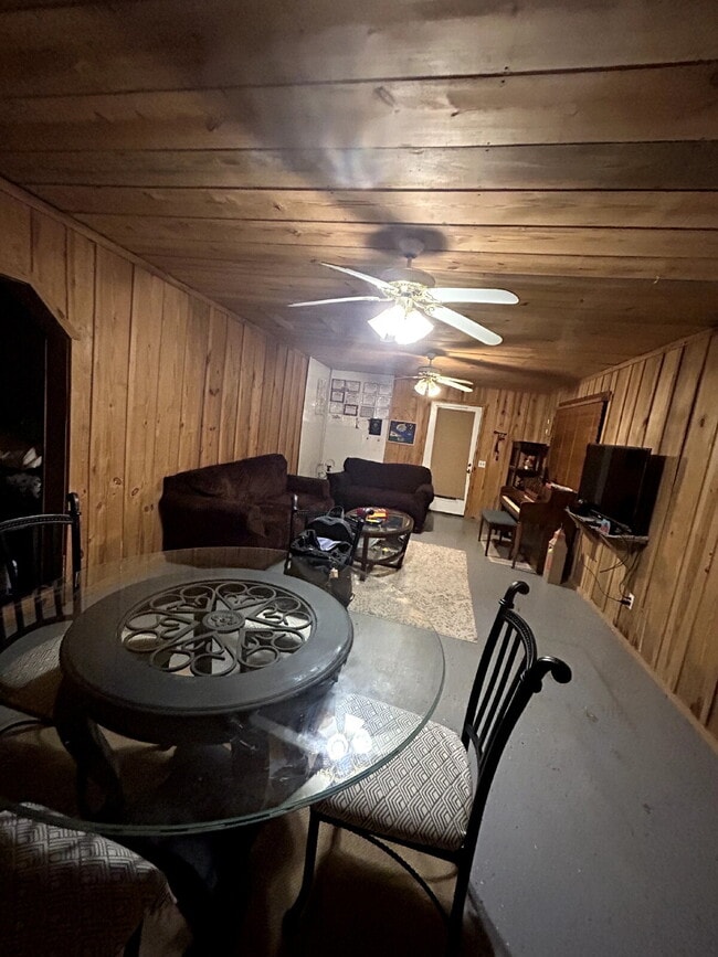 Building Photo - Brick home 3/1 available 3/1