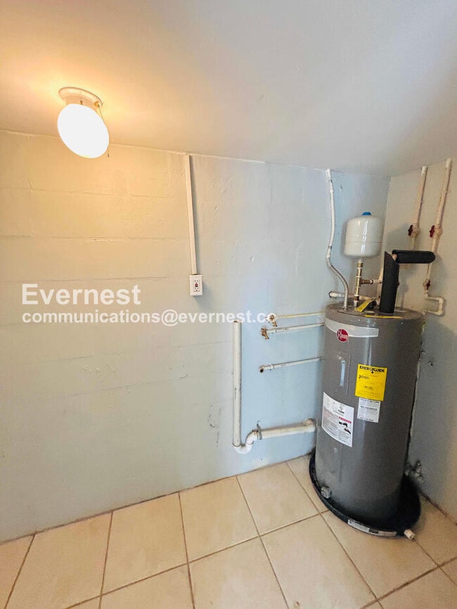 Building Photo - 3019 W Meadow St