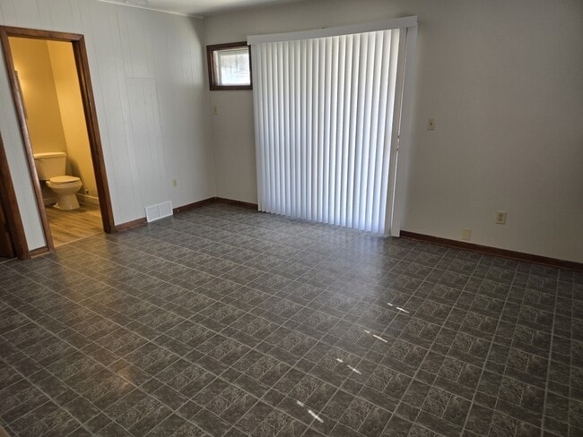 Building Photo - 526 Martinson N