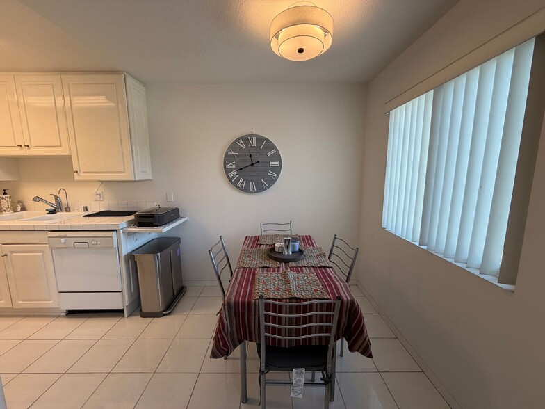 Building Photo - Bright Furnished 1BD in Prime Santa Monica Location w/ Private Balcony