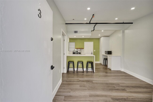 Building Photo - 1085 NE 126th St