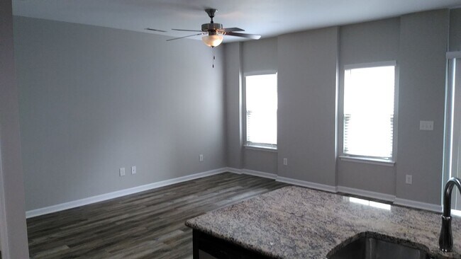 Building Photo - Like New Townhome in Stallings!