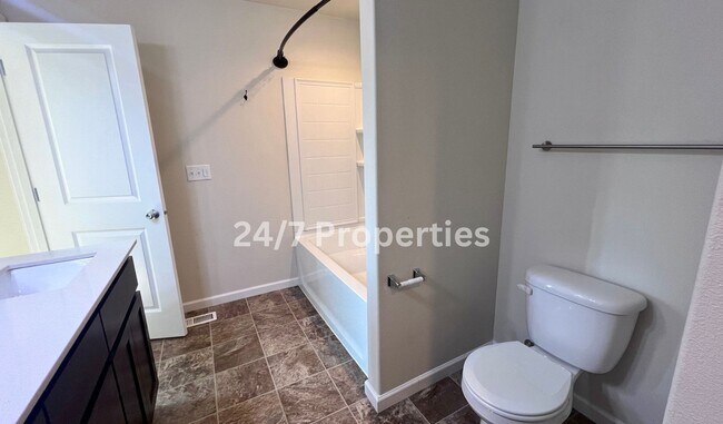 Building Photo - *1/2 OFF FIRST MONTH'S RENT* Magnificent 4BD I 2.5BA Molalla Home