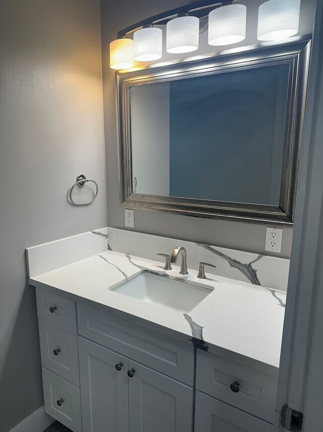 Building Photo - Beautifully Remodeled 4-Bedroom, 2-Bathroom Single-Family Home