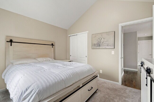 Building Photo - Bright & Spacious 2 Bedroom, 2 Bath Condo