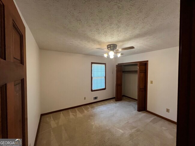 Building Photo - 380 Hidden Valley Dr SE
