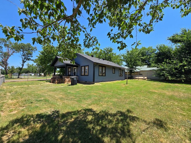 Building Photo - 617 N Bonita Ave