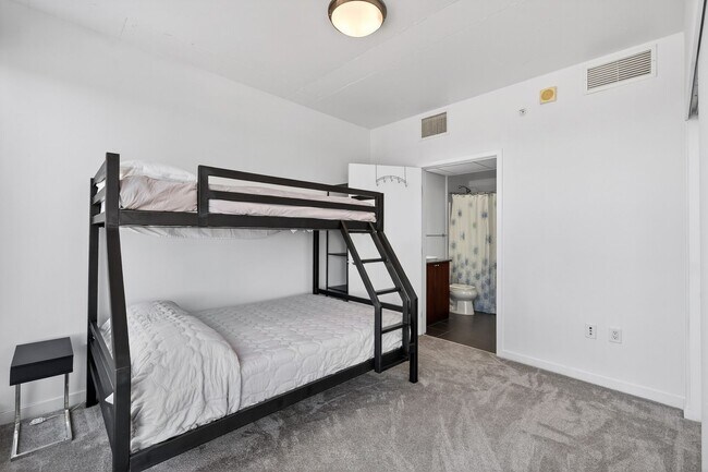 Building Photo - Gorgeous "Reflections" Condo w/ Panoramic Views, Light Rail Station, walk to Mall of America!