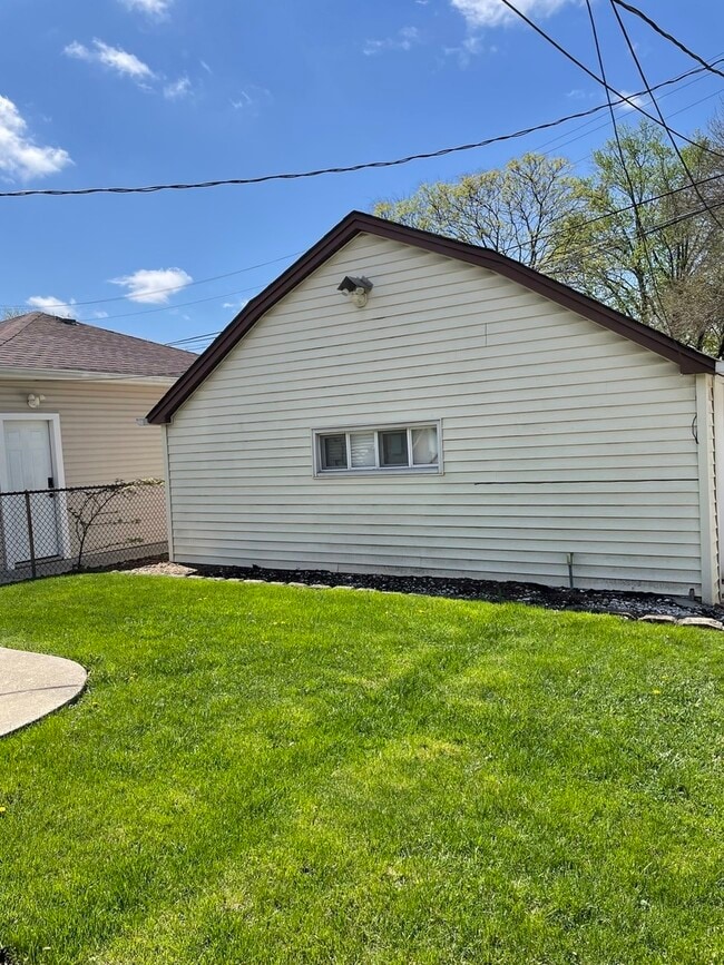 Building Photo - 7659 W Sunset Dr