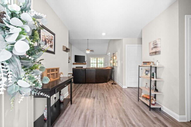 Building Photo - 3 Bed 2 Bath Home For Rent Near Downtown C...