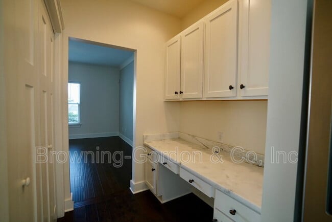 Building Photo - 110 W Mill Dr