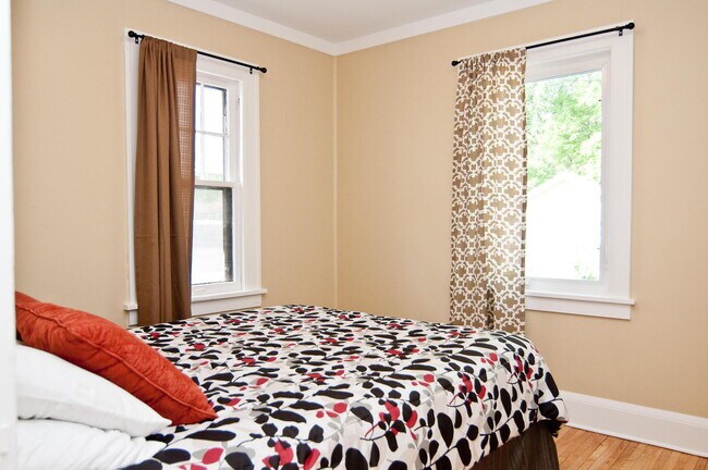 Building Photo - Charming 4-Bed Minneapolis Home with Hardwood Floors & Finished Basement