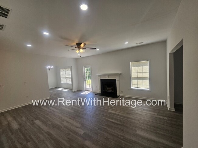 Building Photo - Awesome 3 bd/ 2ba With Everything Brand Ne...