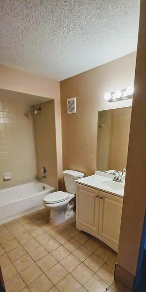 Building Photo - 2111 Oak Meadow Cir