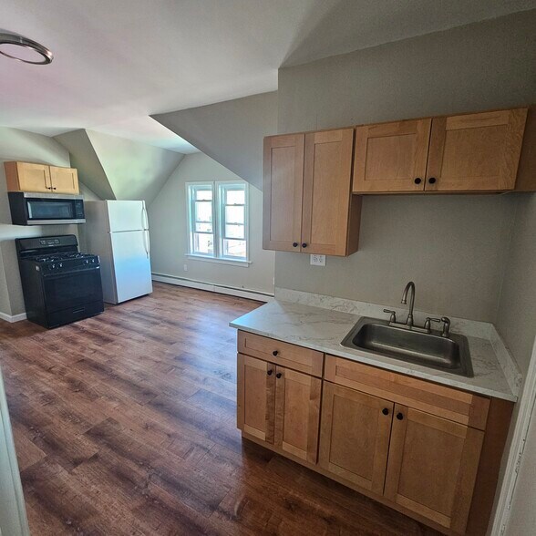 Kitchen - 151 Regent Ave