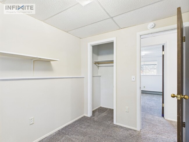 Building Photo - 4 Bedroom Near Downtown!