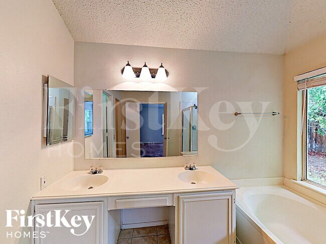 Building Photo - 1003 Prado Real Dr