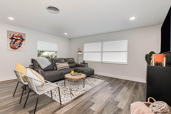 Building Photo - 320 Jamaica Dr