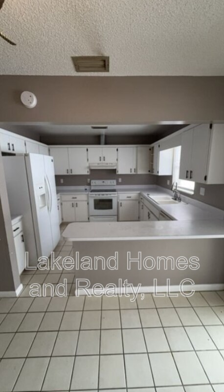 Building Photo - 5608 Lake Fox Cir