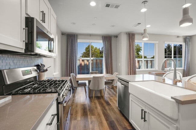 Building Photo - 3893 Villa Vista Pl