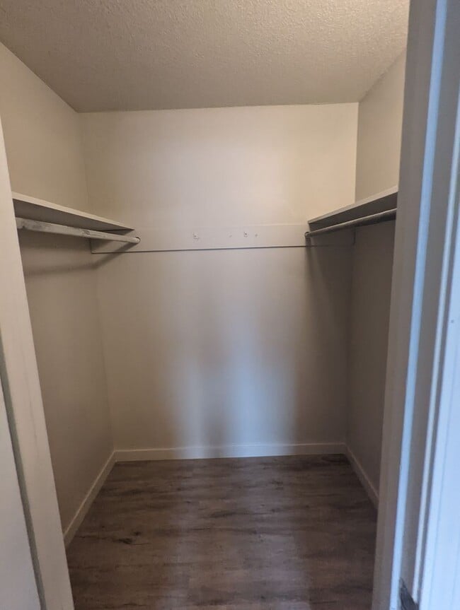 Building Photo - Upstairs 2 Bedroom Apartment