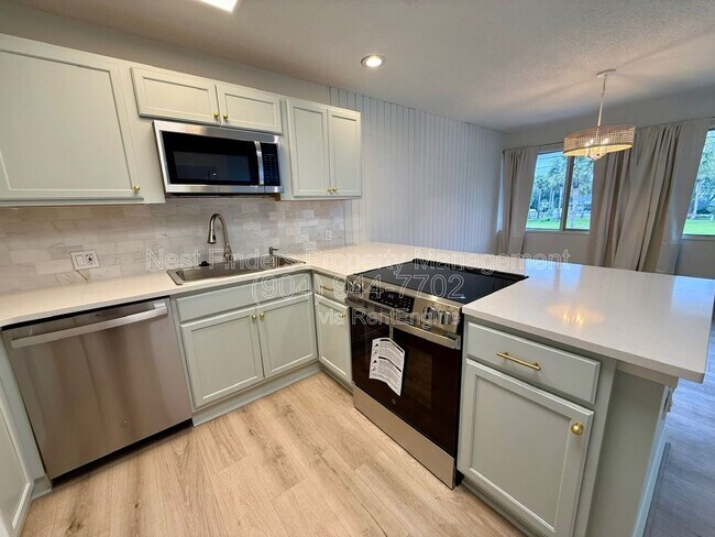 Building Photo - 222 7th St