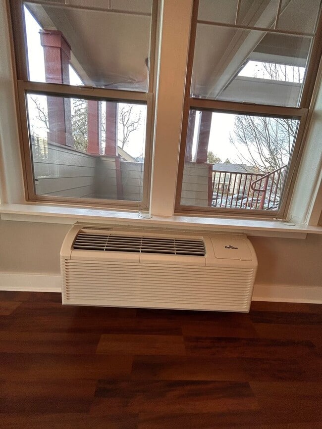 Building Photo - Freshly Updated 2-Bedroom Condo in the Hea...