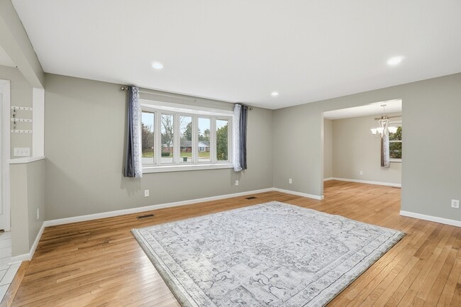 Building Photo - 2481 E Rahn Rd