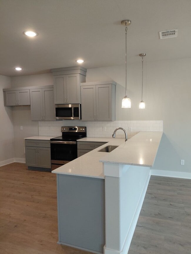 Building Photo - 3/2/2 - FENCED BACKYARD!!! GREAT NEIGHBORHOOD - Godley ISD - Summer Specials!