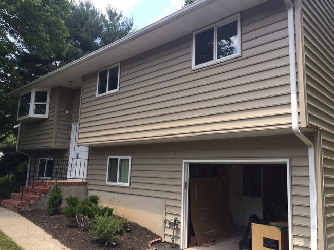Building Photo - 6 Stewart Ln
