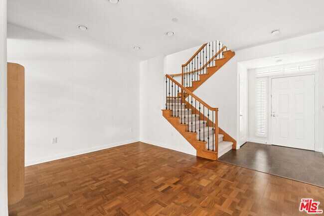 Building Photo - 5831 Seawalk Dr